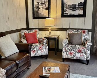 Cozy, Private Retreat - Close to The Lake - Views, Fishing, Kayaks, Games & More - Clinton - Huiskamer
