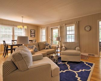Boutique Home in Door County w/ Eagle Harbor Views - Ephraim - Huiskamer
