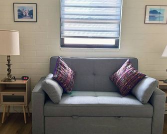 Cozy Vintage Two Bedroom Villa In Green Valley - Green Valley - Wohnzimmer