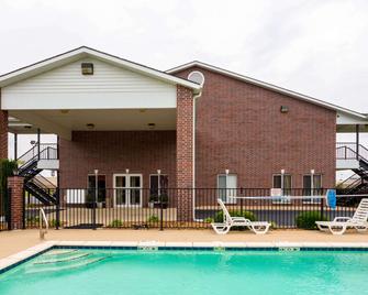 Econo Lodge Inn and Suites Searcy - Searcy - Byggnad