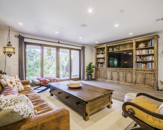 Stunning Spanish Villa with Vineyard - Agoura Hills - Living room