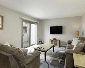 220 #7 Ocean View Ave - Pismo Beach - Wohnzimmer