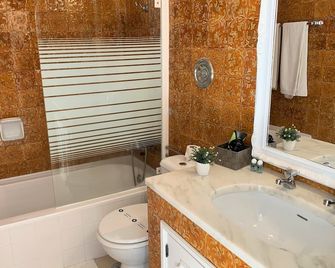 Suites Inn Lagos - Lagos - Baño