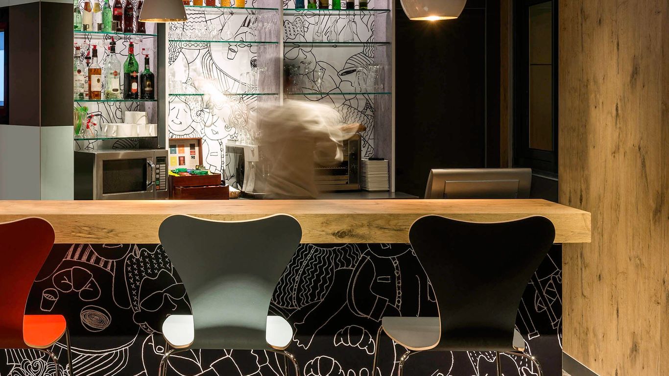 ايبيس باريس لا ديفونس كوربوفوا