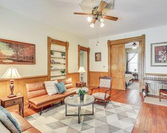 Walk to Medina Public Square: 1880 Historic Home - Medina