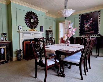 Room available in serene Warren just two blocks from downtown - Warren - Eetruimte