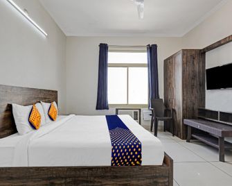 Spot On 811397 Hotel Pearl Inn - Rudrapur - Bedroom
