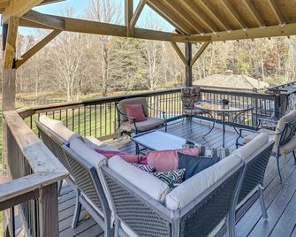 Beautiful & Unique Farmhouse 15 Mi to Saratoga - Fort Edward - Balcony