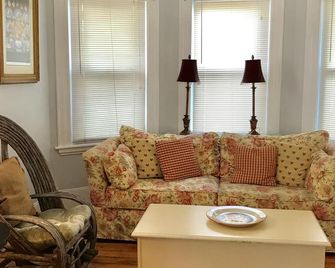 Lovely Downtown Beverly - Beverly - Living room