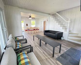 Live at the St Lawrence river on your family friendly private island - Gananoque - Salon