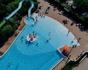 Camping Del Sole Village - איזאו - בריכה