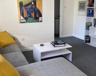 Town house in ideal location central Enniskillen - Enniskillen - Living room