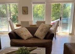 Country home, Sleeps 6 pets friendly - Port Alberni - Вітальня