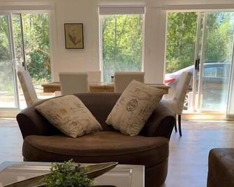 Country home, Sleeps 6 pets friendly - Port Alberni - Living room