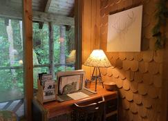 Cedar Suite- Rustic & Tranquil Suite at the Manitou Lodge - Forks - Équipements de la chambre