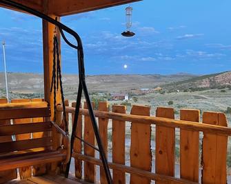 Beautiful Cabin! Fireplace, Deck, Pooltable! - Lander - Balcony