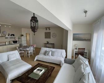 MY OCEAN HOME !!! Breathtaking location, Steps to the ocean, Spacious sea view, Fully Equipped and Well-Furnished with Private Entrance and High-Speed Fiber Optic Internet - Corralejo - Pokój dzienny