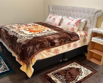 Travelers Long Stay with Private Bathroom Divine Villa and Resorts 5mins to EWR Airport and 4mins to Penn Station Newark, New York - Newark - Schlafzimmer