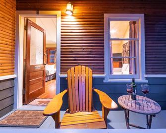 Johnston Canyon Lodge & Bungalows - Banff - Patio