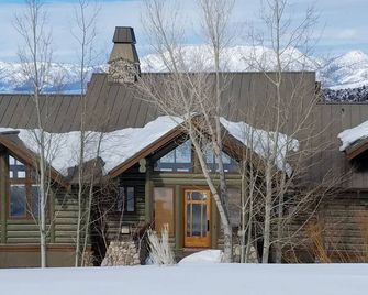 Mammoth Lakes alternative premier housing. Custom Craftsman Home 14miles East - Bishop - Building