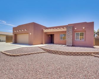 1 Mi to Golf Course: Yuma Oasis w/ Furnished Patio - Yuma - Building