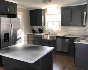 3br/2ba APT, sleeps 7, comfortable and spacious for whole family to spread out - Hickory - Kitchen