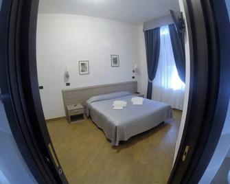Hotel Chopin - Genoa - Bedroom