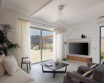 Ayali Villa II, a divine luxury homestay! - Achlades - Sala de estar