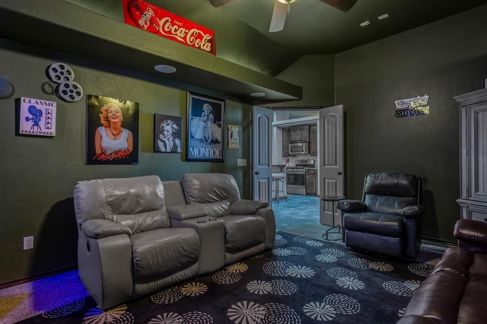 Spacious family home near airport and downtown OKC - Yukon - Huiskamer
