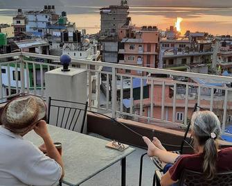 Pokhara Tourist Home - Pokhara - Balcón