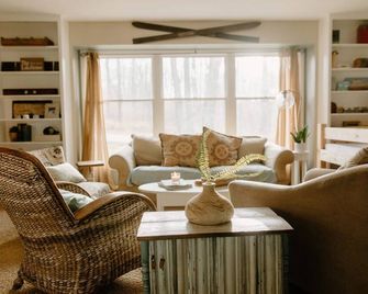 Charming Serenity: A Cozy and Spacious Lake House Retreat Near Kalamazoo, MI. - Plainwell - Living room