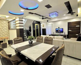 Stunning 4 Bedroom Villa for large groups - Mumbai - Dining room