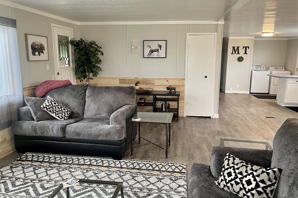 Peaceful Home Near Glacier Park - Cut Bank - Living room