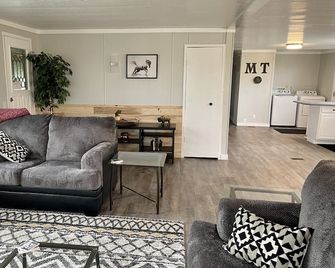Peaceful Home Near Glacier Park - Cut Bank - Living room