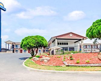 Days Inn by Wyndham Boerne - Boerne - Building
