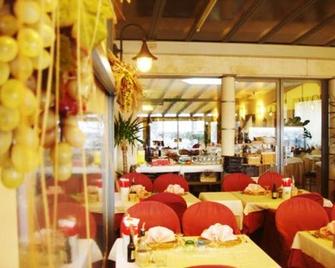 Hotel Ristorante Miralago - غردة - مطعم
