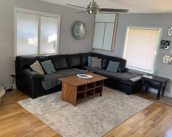 Beautiful cottage on the Lake Ontario to spend peaceful time with loved ones - Brighton - Living room