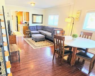 Charming duplex with private yard. Close to the beach, dining & shopping! - Greenwich - Comedor