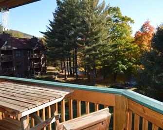 Deer Park/Loon Mtn. - Riverfront Condo – Near Clubhouse - Wifi - North Woodstock - Balcony