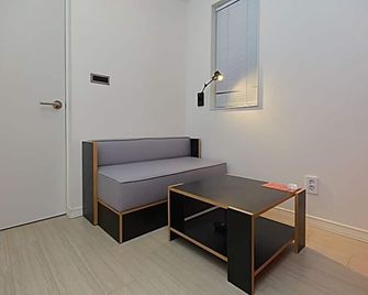 Aank Hotel Seoul Sinchon - Seoul - Living room