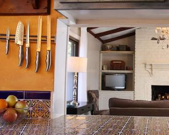 Cute Cottage in Beautiful Forest | Artistic Style & Charm | A Ligonier Original - Laughlintown - Sala de estar
