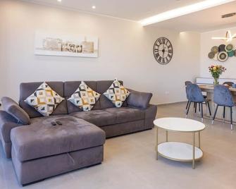 Horizon Suites By The Sea - Saint Paul’s Bay - Living room