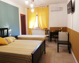 The Yellow House - La Casa Gialla - Fiumicino - Bedroom