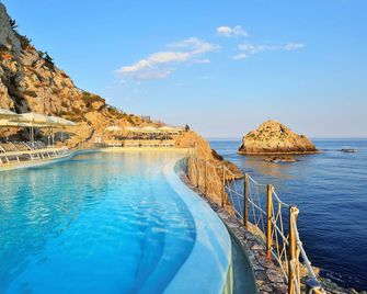 اونا هو هولز كابوتاورمينا - تاورمينا - حوض السباحة