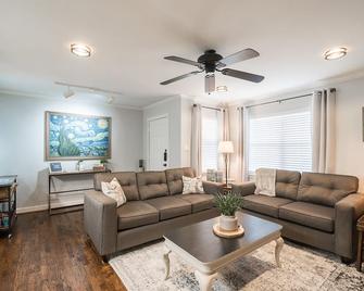 Quiet and Charming 3 bedroom 1.5 bath in Forney,TX - Forney - Sala de estar