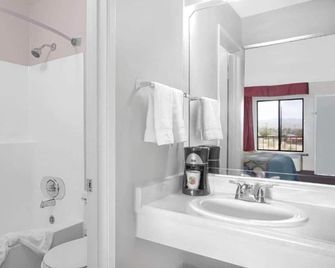 Junior Room with Queen Bed|Nsmk - Barstow