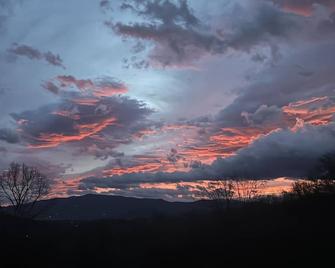 Bunkhouse at English Mountain-Unlimited creek access-Farm Views - Cosby - Outdoors view