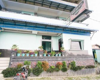 RedDoorz near Mikie Holiday Funland Berastagi - Berastagi - Building