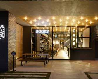 Lamp Light Books Hotel Fukuoka - Fukuoka - Building