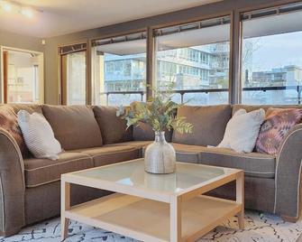 The Skyline Suite l S. Granville w patio & parking - Vancouver - Living room